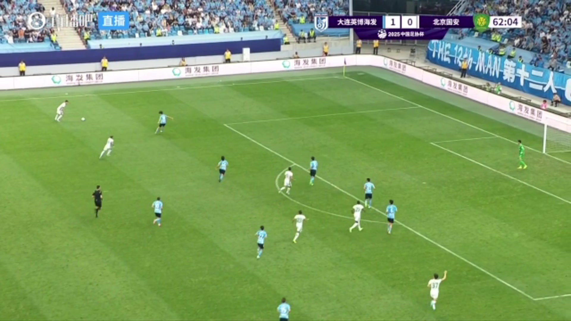达万进球无效！VAR介入认定球权转换时王刚手球，国安仍0-1落后