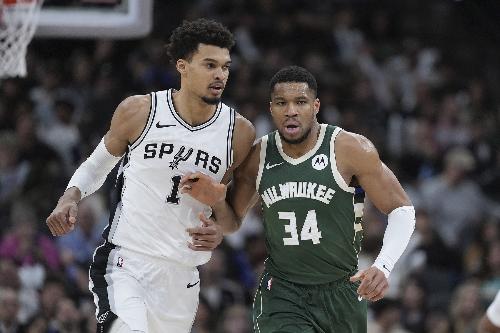 ESPN：马刺并未就字母哥的交易进行实质性讨论 而太阳则要价过高