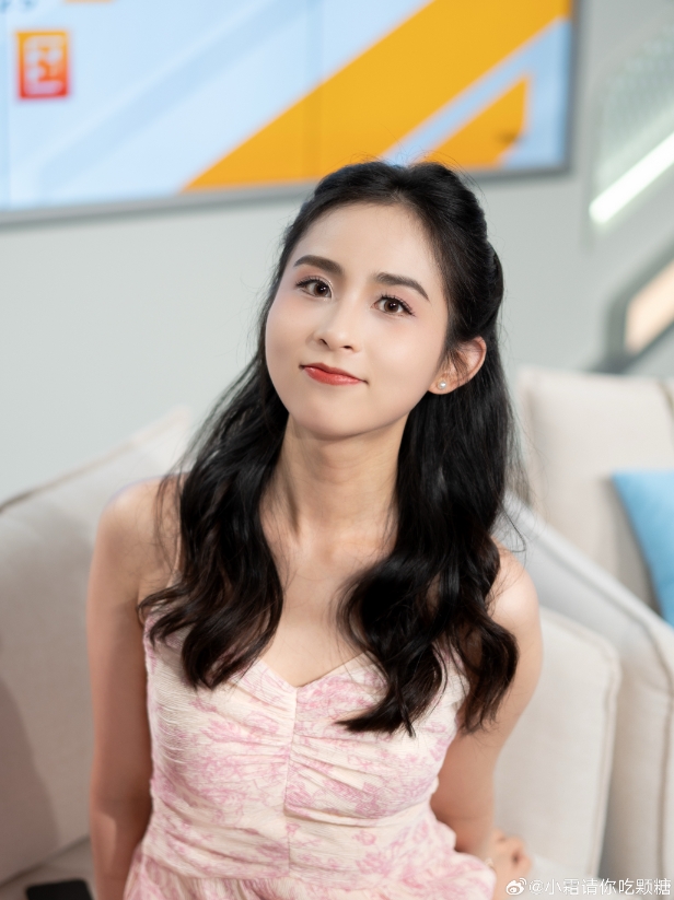 OWL解说小霜晒照：三套小卡五分钟直出 季后赛再上班啦