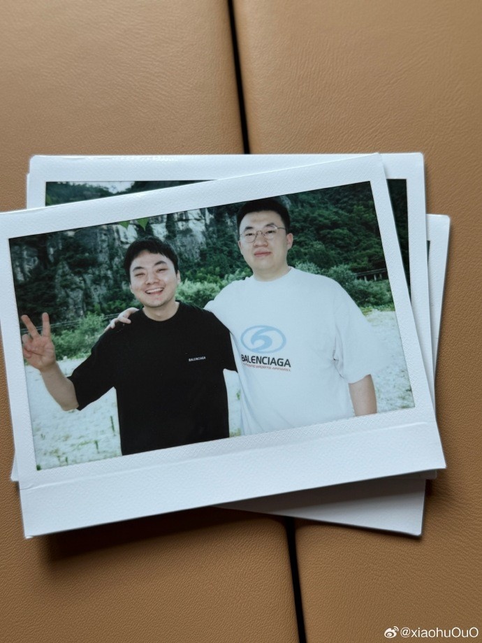 哥俩好！Xiaohu社媒分享与Light的双人合照