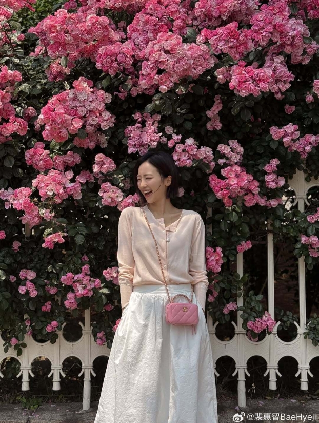 LCK女主持裴惠智晒照：越是炎热的时候，越要笑着加油哦～