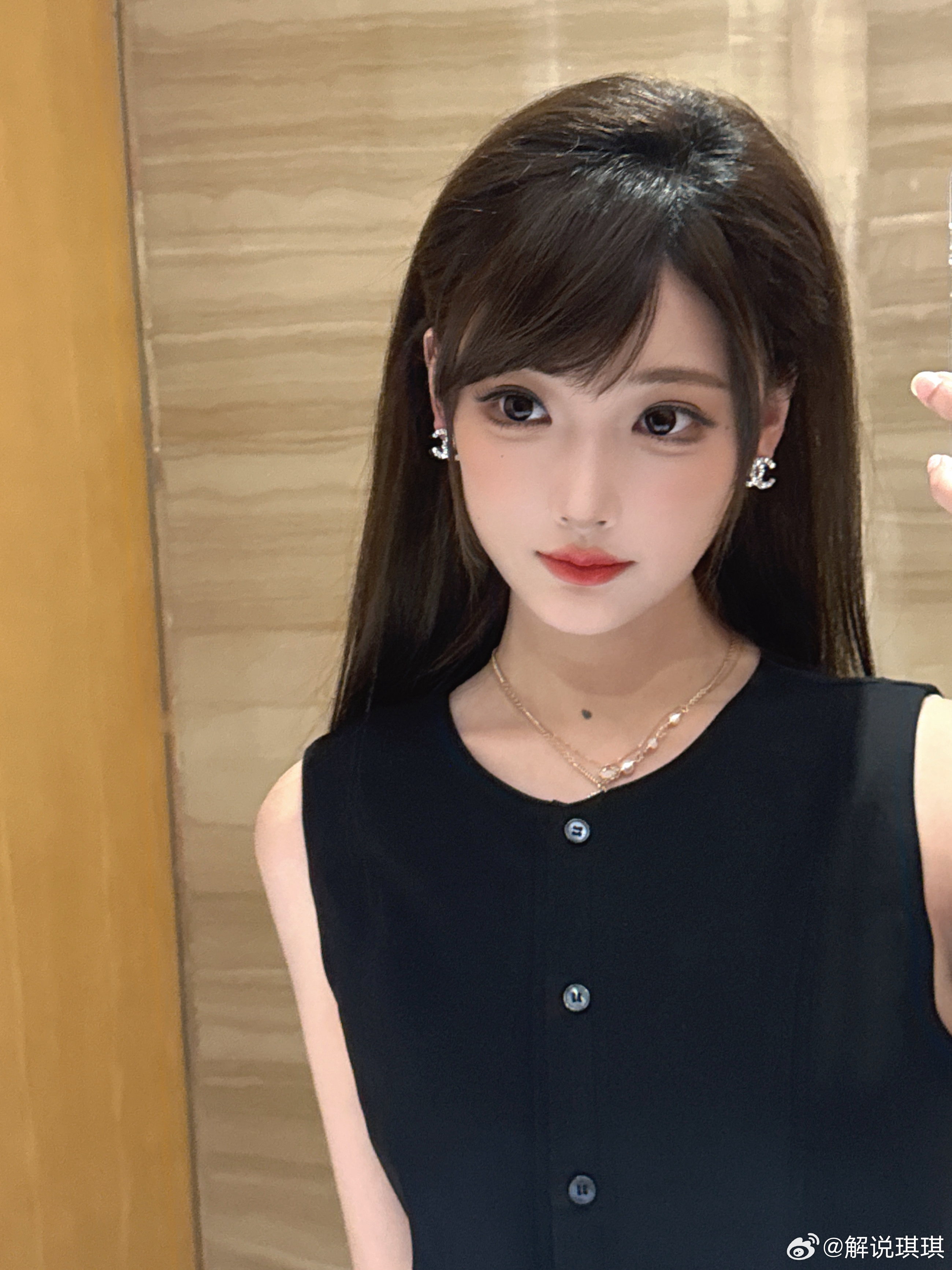解说琪琪晒照：在解说席尝试了新的妆造，甜御风？喜欢吗
