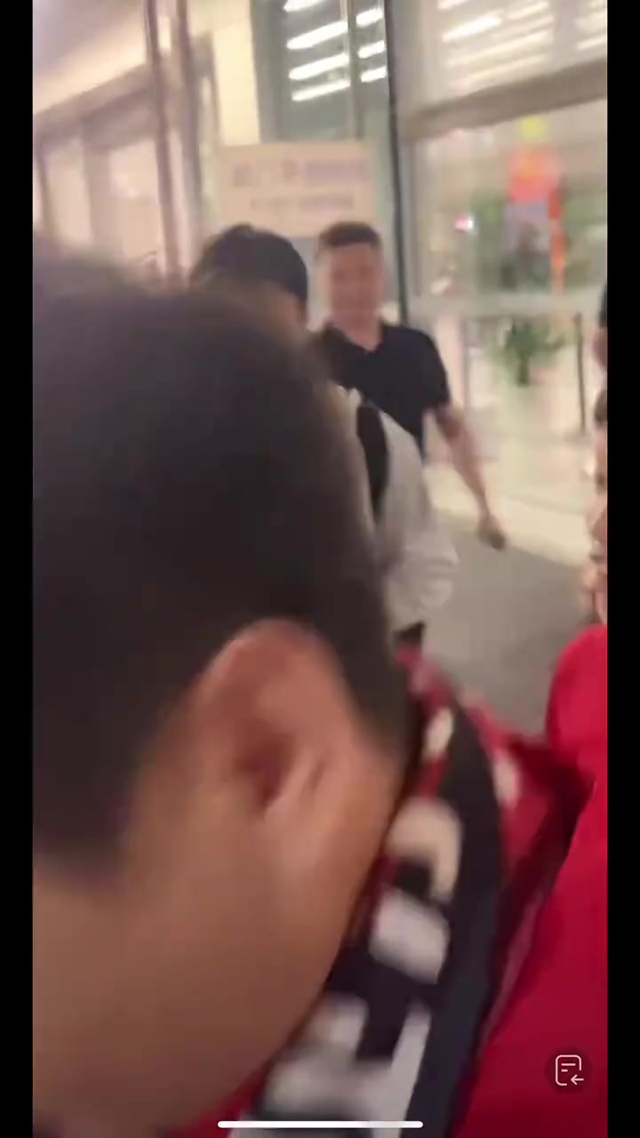 亚泰新援洛泰已飞抵长春机场，现场与众多球迷互动合影