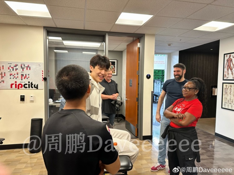 周鹏：发布会后球队与瀚森沟通 譬如喜欢吃什么 事无巨细热情极了
