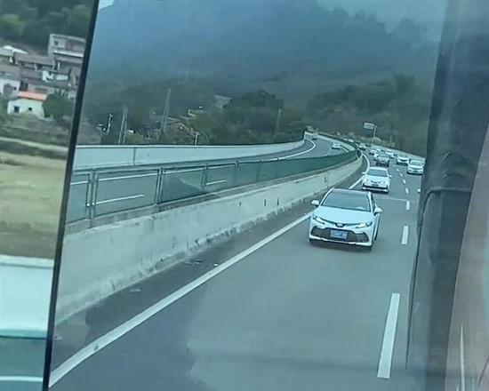 堵车的尽头是什么：一辆和货车并行的卡罗拉