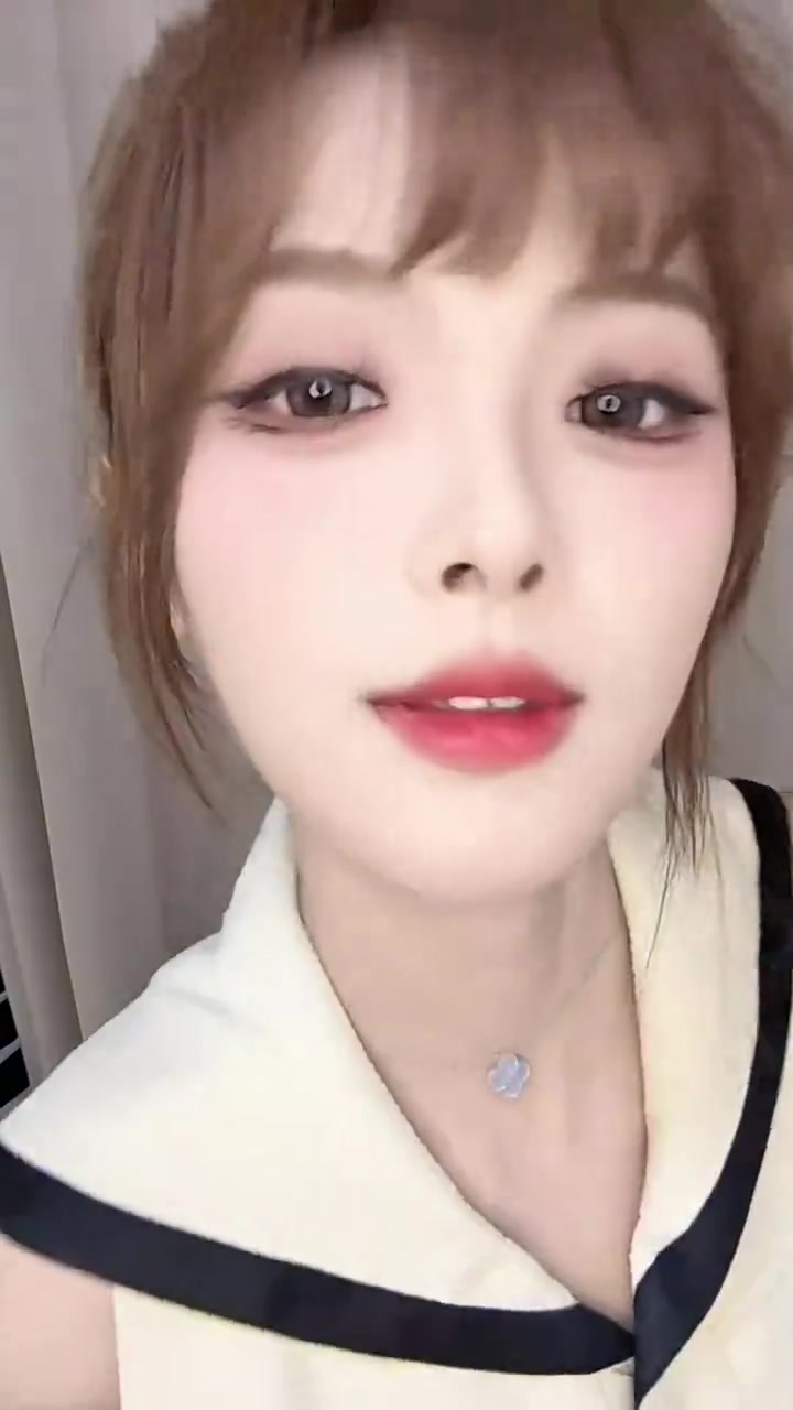 主持泱泱发布视频：凌晨两点半化妆待机standby，一切都值得