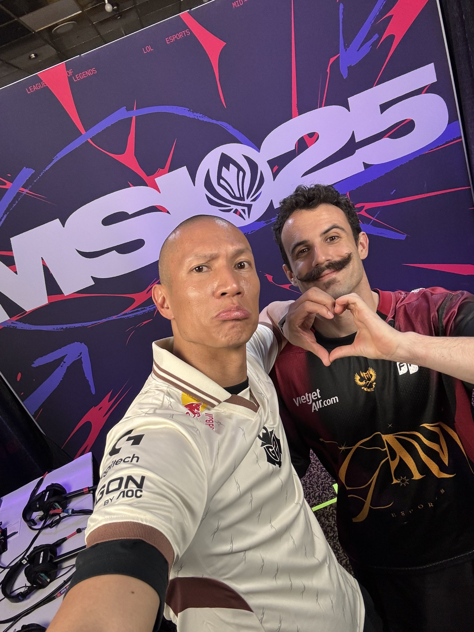 GAM老板晒与G2经理比心合照：下次你们会知道这是属于谁的时刻的~