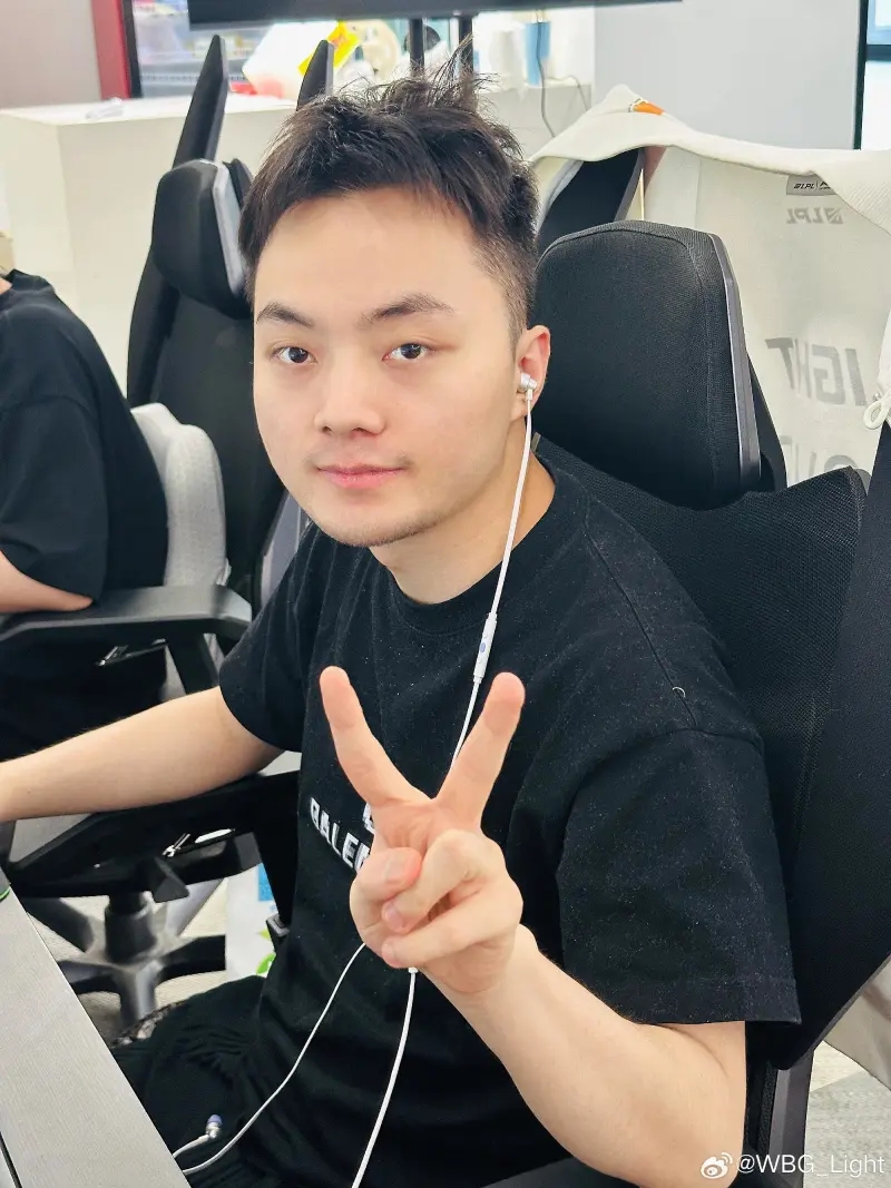 已返回基地训练！Light晒训练照：集合！加油