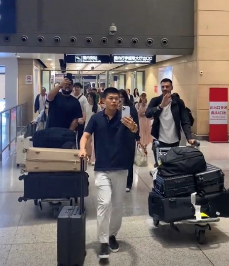 罗马尼亚国脚中卫布尔卡抵达昆明，云南玉昆球迷热情接机