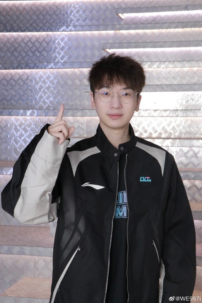 957晒BLG AL队服照：穿上MSI出征服出发加拿大去给AL和BLG加油了
