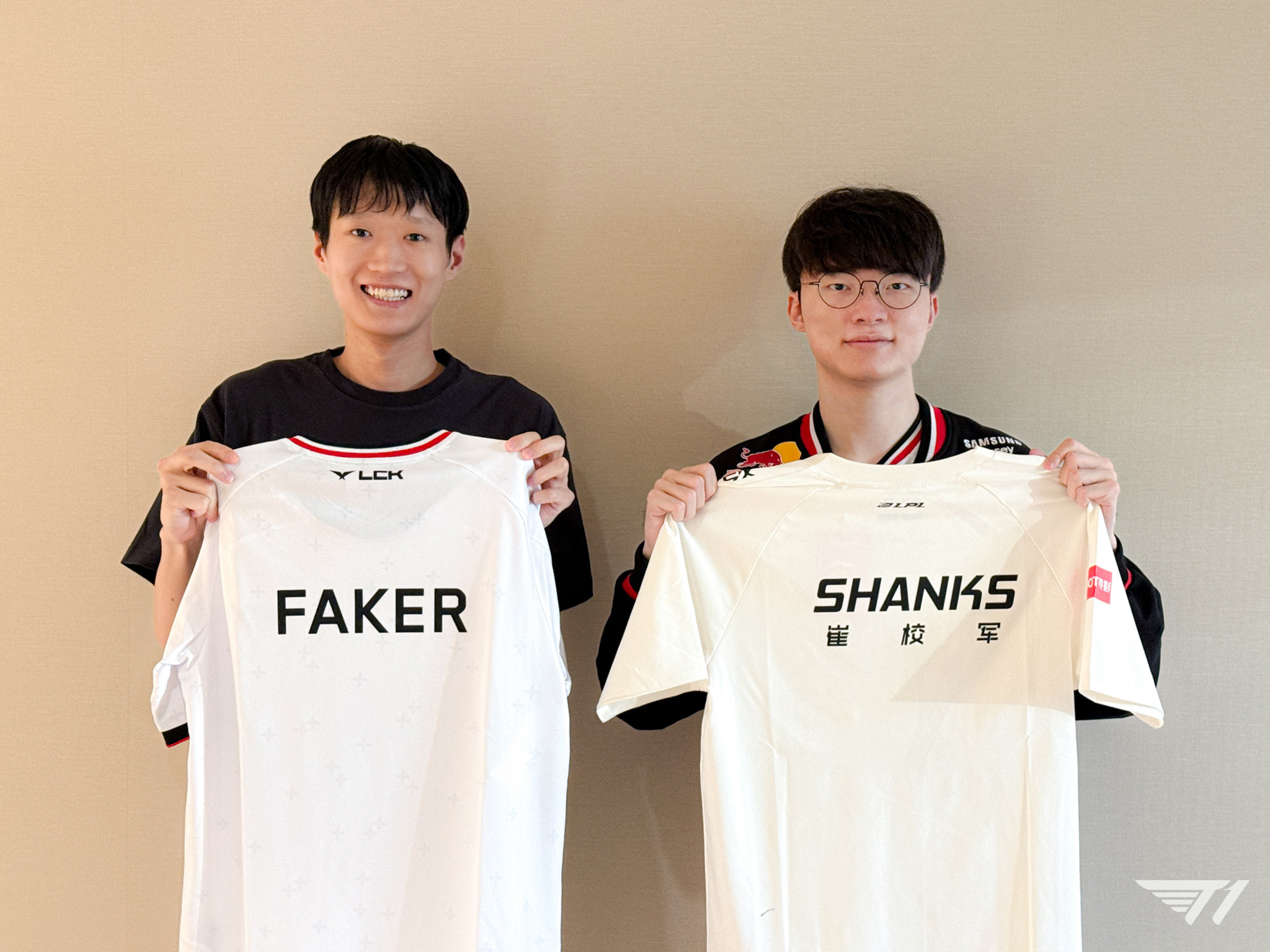 追星成功 嘴都笑裂了！T1分享Shanks与Faker交换队服的合照：初次见面