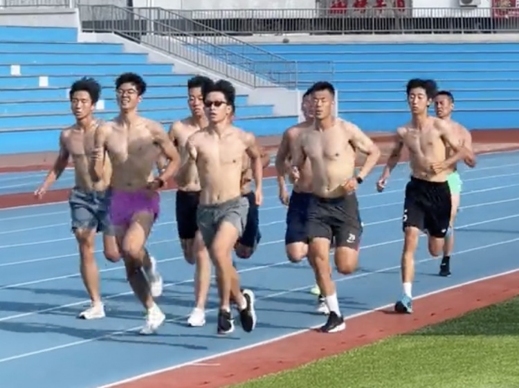 亚泰老将谭龙晒假期加练视频：坚持的意义