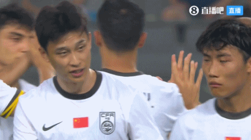 国足半场换人！巴顿替补登场，换下高准翼