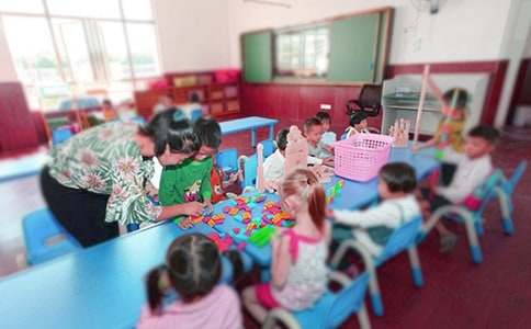 幼儿园大班数学-二等分教案