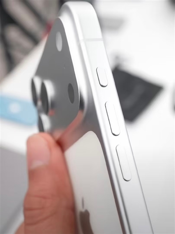 iPhone 17 Pro精准机模现身：铝合金一体化机身 一眼精致