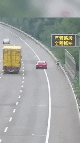 女子一句“车是她买的” 男子高速上直接下车：不坐她的小米SU7