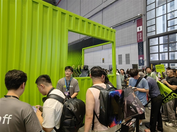 错过拍大腿！NVIDIA参展BW2025放大招：排队买公版RTX 5080/5070