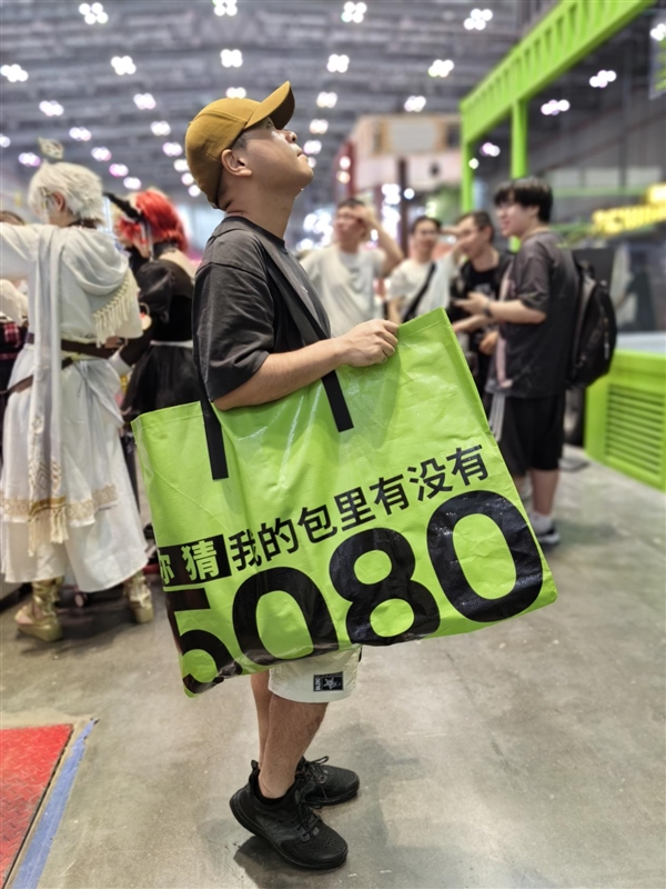 错过拍大腿！NVIDIA参展BW2025放大招：排队买公版RTX 5080/5070