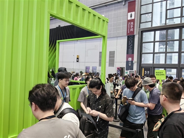 错过拍大腿！NVIDIA参展BW2025放大招：排队买公版RTX 5080/5070