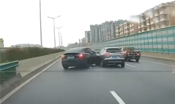 特斯拉Model Y司机神操作：变道后猛打方向盘 连撞两台车