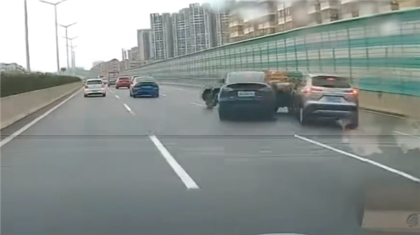 特斯拉Model Y司机神操作：变道后猛打方向盘 连撞两台车