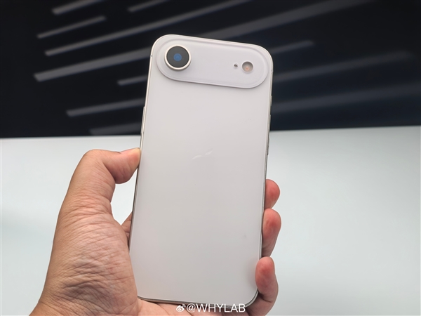 iPhone 17 Air最新机模上手：苹果史上最薄手机 无SIM卡槽