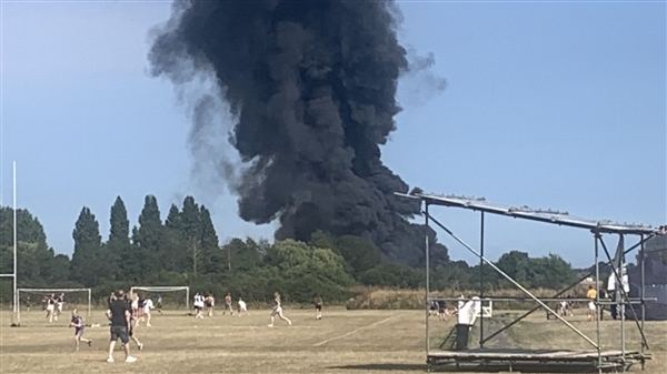 英国一小飞机起飞时坠毁：现场燃起巨大火球 伤亡不明