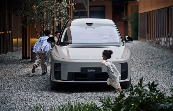 还是熟悉的味道！理想纯电SUV i8内饰公布：采用环抱式座舱