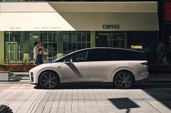 还是熟悉的味道！理想纯电SUV i8内饰公布：采用环抱式座舱