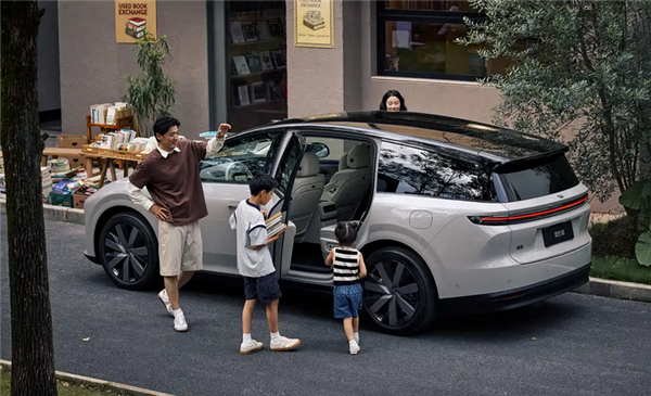 还是熟悉的味道！理想纯电SUV i8内饰公布：采用环抱式座舱