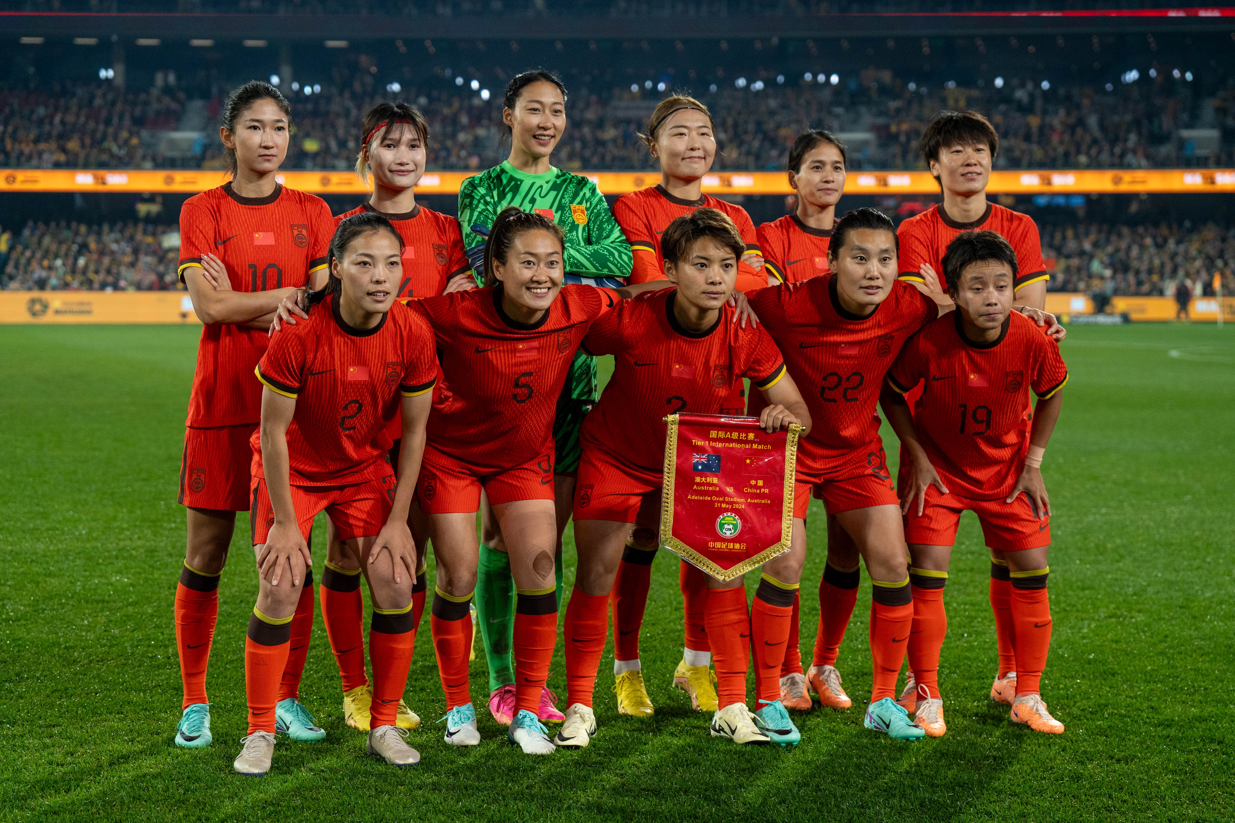 足球报：中国女足防守漏洞频发，东亚杯末战日本面临严峻考验