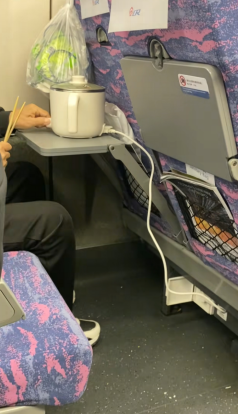 乘客在高铁上用电煮锅 12306回应：可携带但禁用