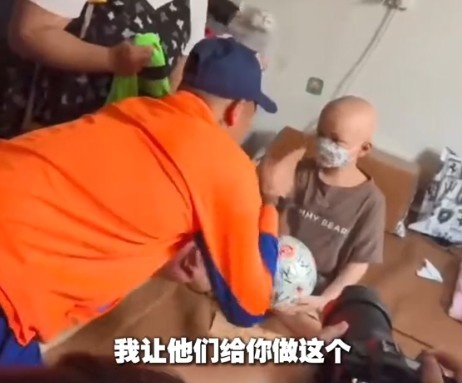 韩鹏、王大雷看望患癌小球迷，一同约定庆祝动作