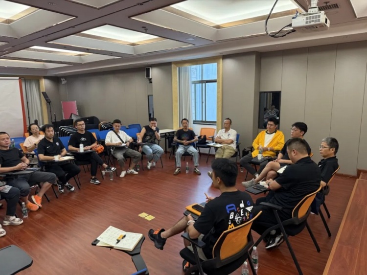 畅所欲言凝心聚力 球迷座谈会顺利召开