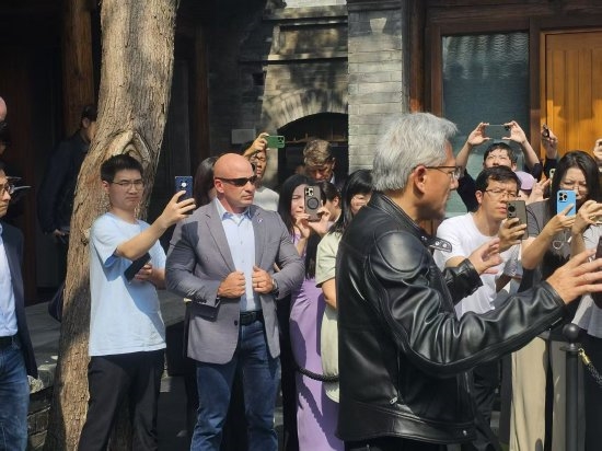 黄仁勋首次中文演讲结束：唐装秒换皮衣