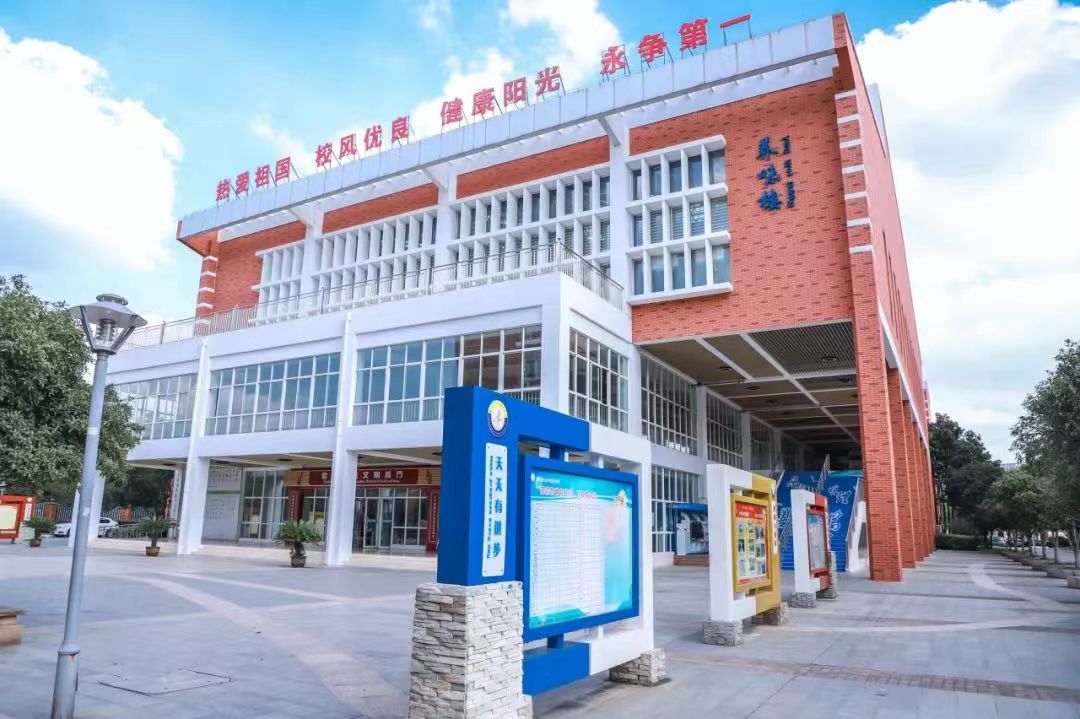 南京东山外国语学校是公立还是私立,是重点中学吗？