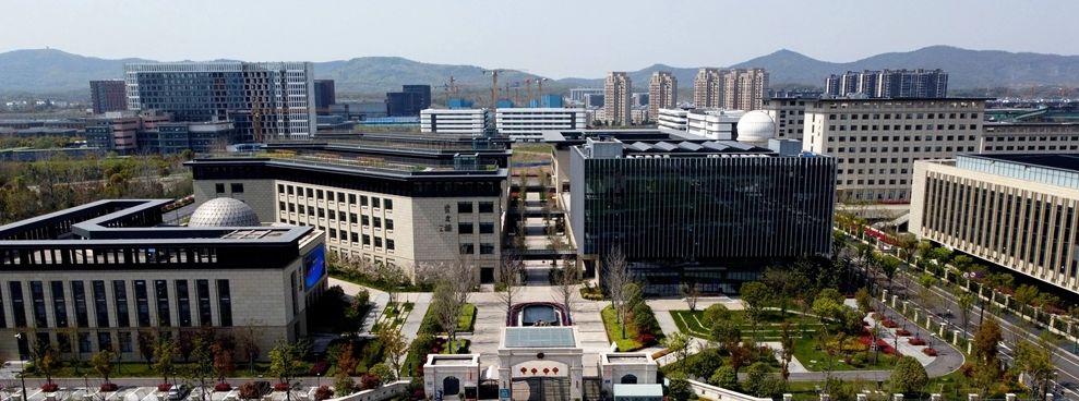 南京市第一中学是公立还是私立 是重点中学吗？