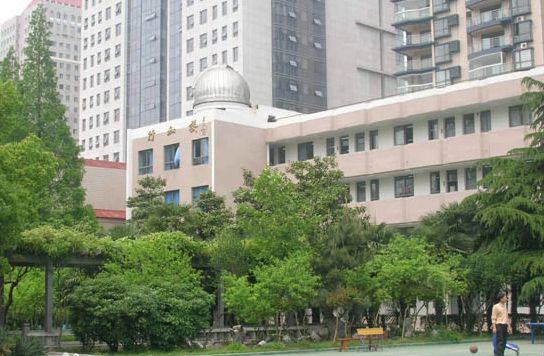 金陵中学是公立还是私立 是重点中学吗？