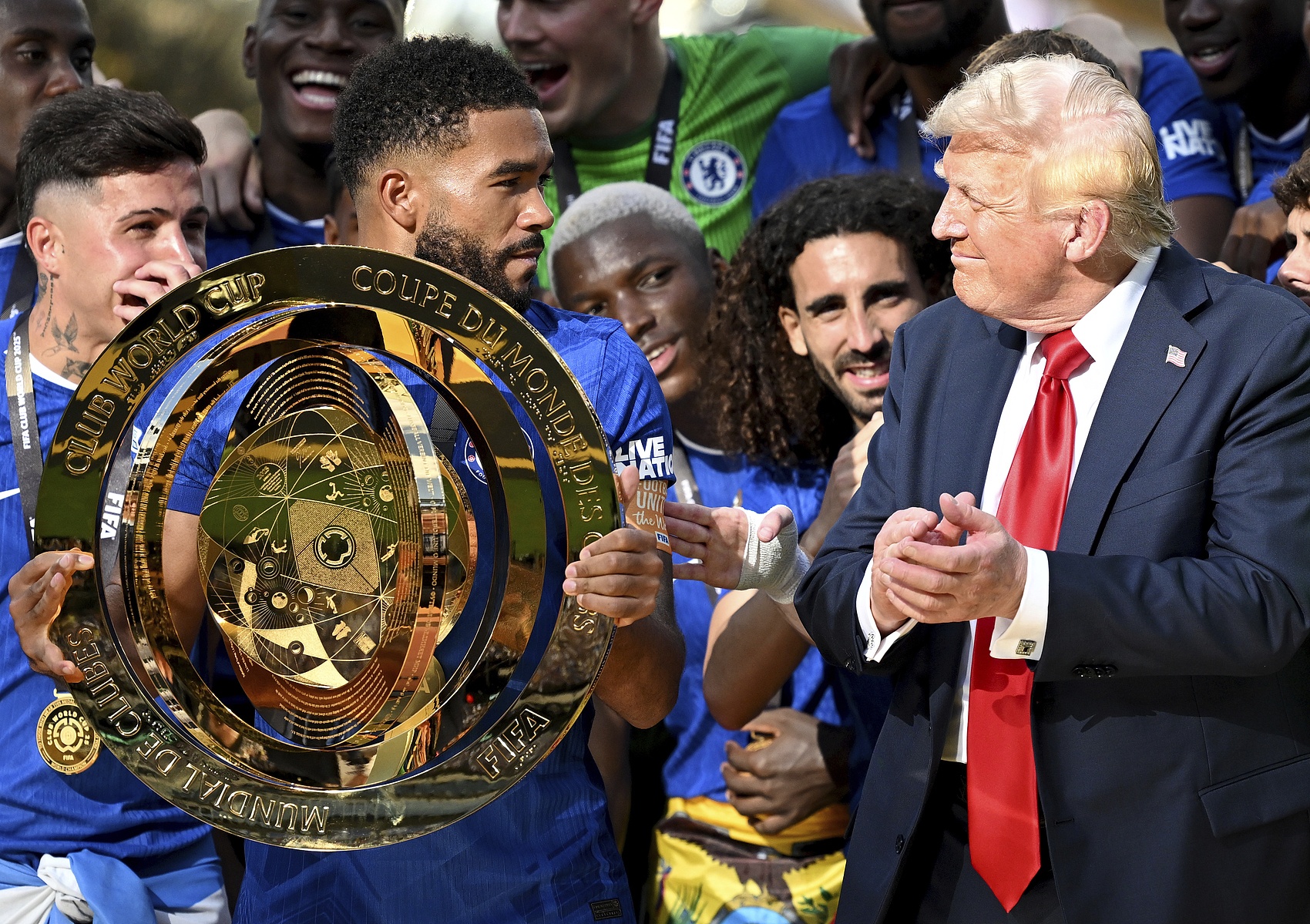 马卡：特朗普考虑颁布法令，让足球在美国从soccer改称为football