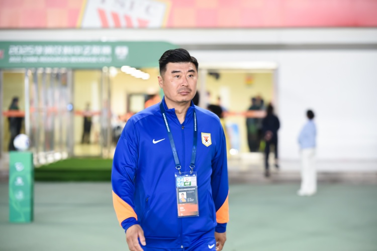 记者：泰山队需要给韩鹏足够的耐心，另外就是肯定要用年轻人