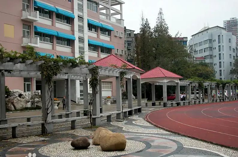 南京宁海中学是公立还是私立,是重点中学吗？