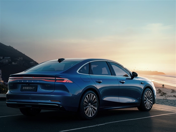 吉利真拼了！续航2100km的全新银河A7新增两车型：售价降至9.78万