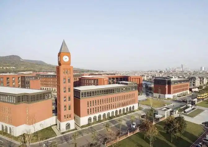 南京方山外国语学校是公立还是私立,是重点中学吗？