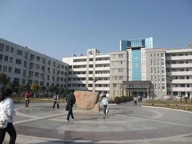南京市人民中学是公立还是私立 是重点中学吗？