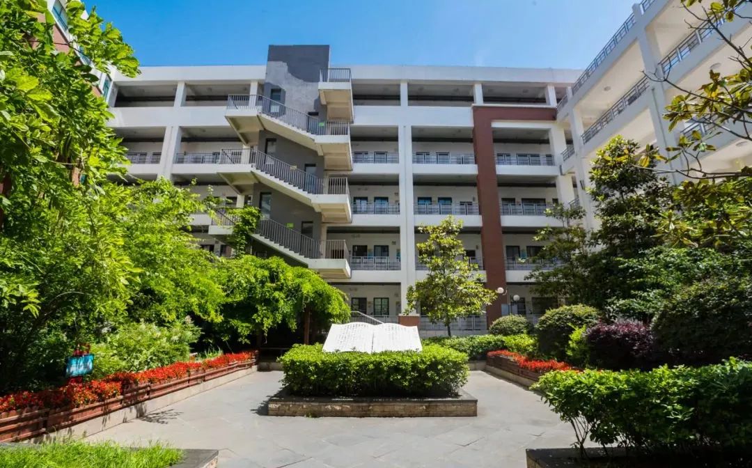 南京市板桥中学是公立还是私立,是重点中学吗？