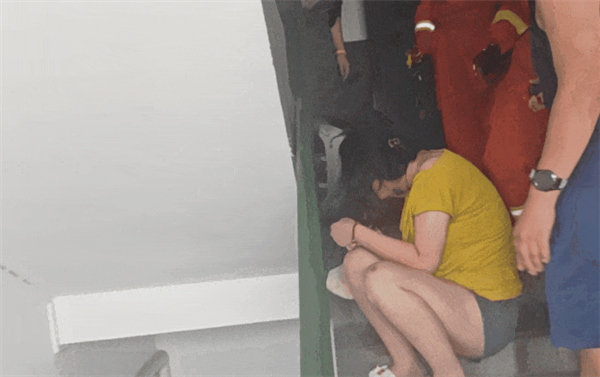 女子亲测网上热门挑战 成功被栏杆“锁头” 给消防小哥看笑了