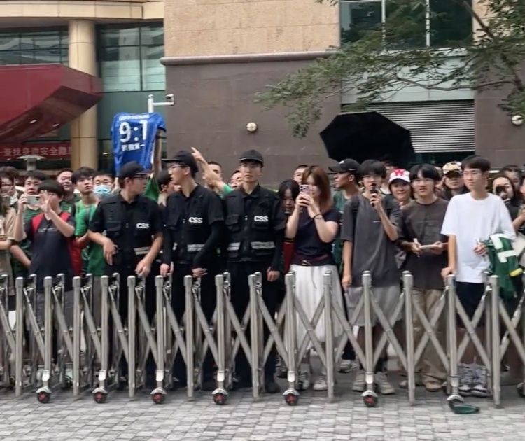 这人气！国安队的出发酒店门口 ，近百名球迷等待球队前往工体