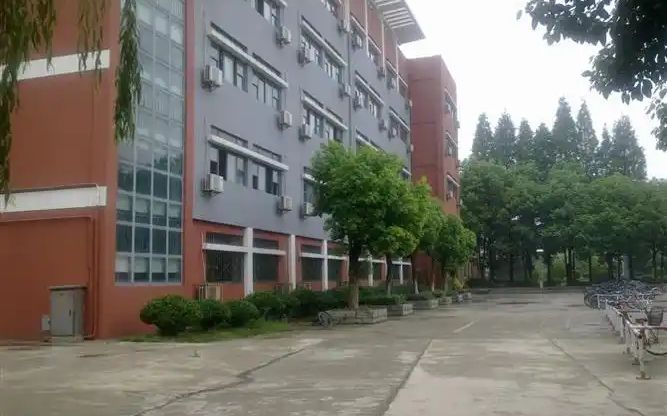 南京市溧水区第二高级中学是公立还是私立,是重点中学吗？