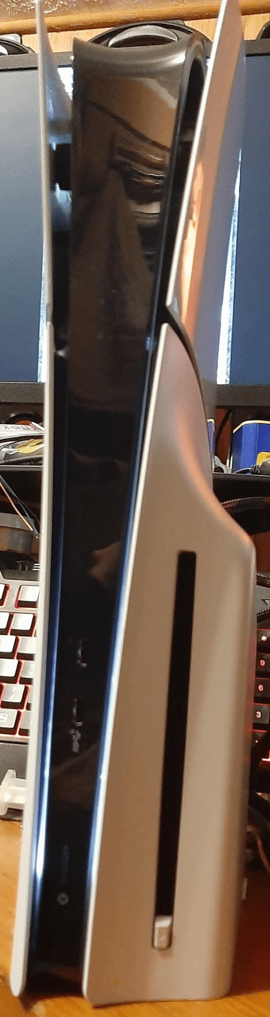 恶心慎入！玩家买二手PS5 Slim里面都是蟑螂尸体
