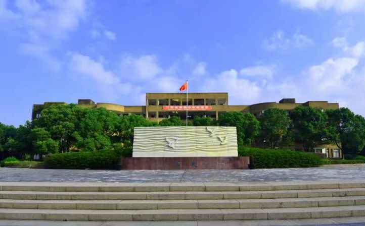 江苏省常熟中学是公立还是私立,是重点中学吗？